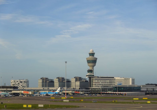 Hoe lang van te voren moet je op Schiphol zijn?
